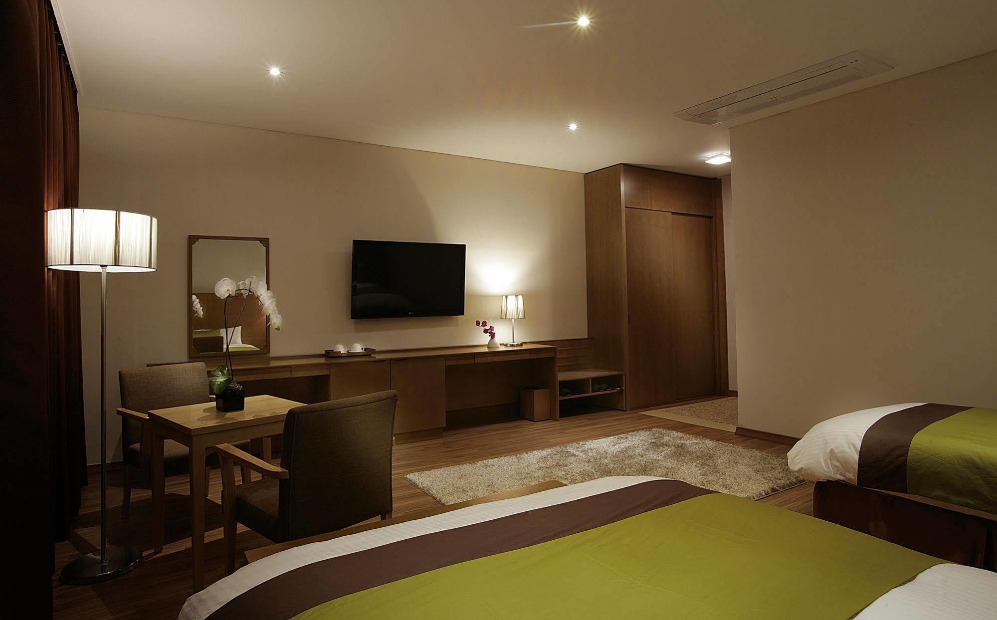 Y Ocean Hotel Yeosu Buitenkant foto
